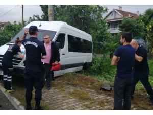Hareket halindeki minibüsün sol arka lastiği patladı: 3 yaralı