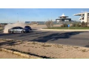 Trafikteki lüks araçların tehlikeli drift şovu kamerada