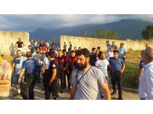 Amatör küme maçında sporcuların soyunma odasını bastılar