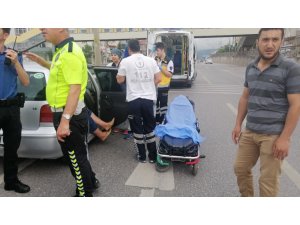 Direksiyon başında nöbet geçiren sürücü bariyerlere çarptı