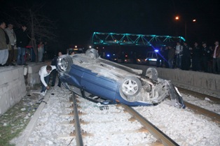 Otomobil tramvay yoluna uçtu!