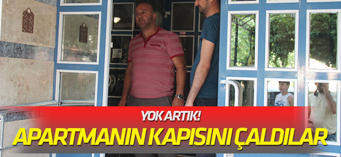 Apartmanın kapısını söküp sırtına alıp gitti
