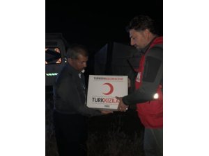 Çadırları su basan mevsimlik tarım işçilerine battaniye ve erzak yardımı