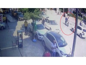 Karşıya geçmek isteyen anne ve kızına otomobil çarptı