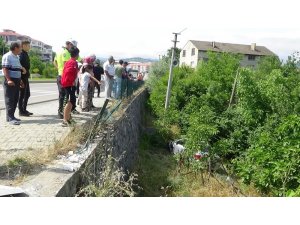 Otomobil bahçeye uçtu: 3 yaralı