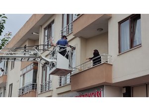 Evde mahsur kaldı yardımına itfaiye ve polis koştu