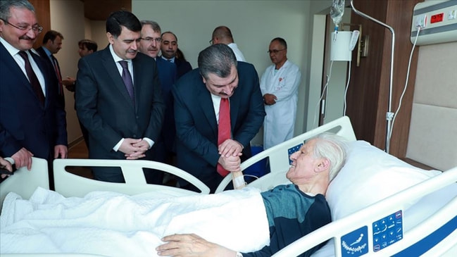 Bakan Koca Nuri Pakdil'i hastanede ziyaret etti!