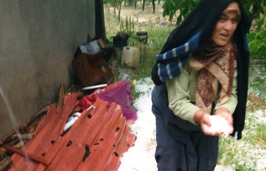 Ahırlı'da dolu tarım arazilerine zarar verdi