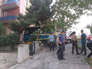 Yağmurda kayan dolmuşun altında kalan kişi hayatını kaybetti
