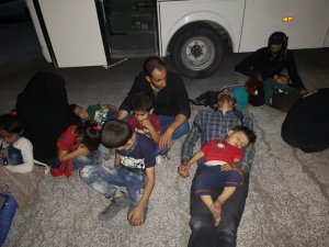 54 kaçak göçmen bir eve kilitlenmiş halde bulundu