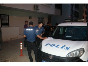 Komşusunu tabancayla vurmak isterken kendisini yaraladı