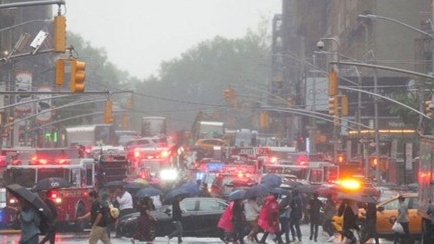 ABD'de helikopter gökdelene çarptı...