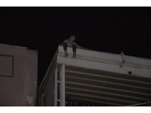 Eşiyle tartıştı çatıda çıkıp intihara kalkıştı