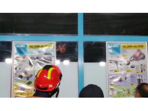 (Özel ) Hırsızlar kabloları kesince market çalışanları içeride mahsur kaldı