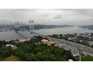 Köprüde yaşanan hareketli dakikalar sebebiyle oluşan trafik yoğunluğu havadan görüntülendi