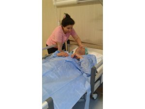 Ağaçtan düştü belini kırdı