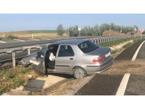 Bariyerlere çarpan otomobil su kanalına düştü: 3 yaralı