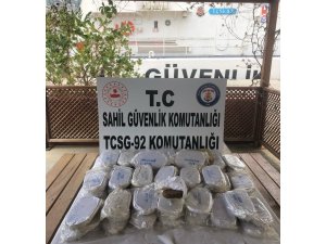 Denizde yüzen çuvaldan 14 kilo esrar çıktı