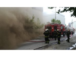 Fabrikanın arşiv deposu alev alev yandı