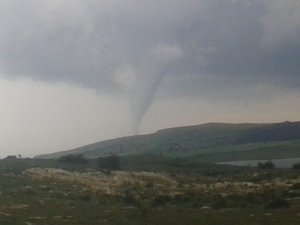 Kastamonu’da ilçe merkezinde hortum korkuttu