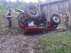 Daday’da traktör devrildi