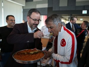 Bakan Kasapoğlu’ndan Milli Takım’a moral ziyareti