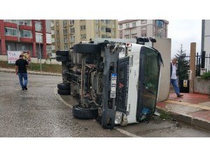 Samsun’da ev eşyası taşıyan kamyon devrildi: 4 yaralı