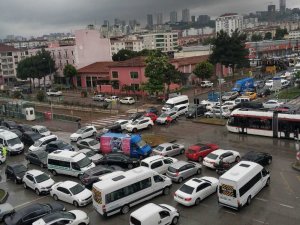 Hemzemin geçitte trafik keşmekeşliği