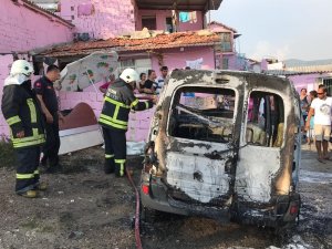 Park halindeyken yanmaya başlayan panelvan metal yığınına döndü