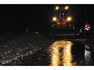 İzmir-Manisa kara yolu heyelan nedeniyle kapandı