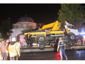 Fatih’te bayrak asan vinç askıda kaldı