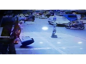 Avcılar’da motosikletteki kasksız gençlerin ölümden döndüğü anlar kamerada