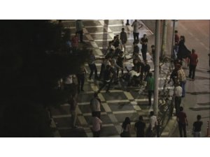 İki grup arasında tekme tokat kavga kamerada