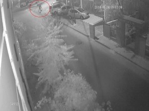 Hırsızların aracı geri geri iterek çaldığı anlar kamerada