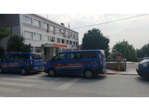 Yol kesip babayı öldüren oğlunu da ağır yaralayan 4 zanlı adliyede