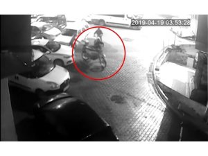 Mavi eldivenli motosiklet hırsızları güvenlik kamerasına yakalandı
