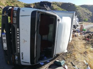 Freni tutmayan kamyonet devrildi