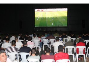 Kocaeli’de milli maç heyecanı sokaklara taştı