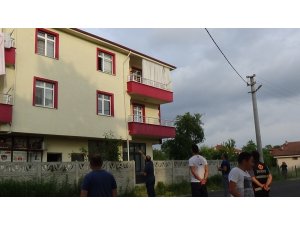 Anneleri tarafından evde bırakılan ve balkona çıkan çocukları polis aldı