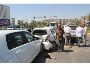 Şanlıurfa’da zincirleme kazada 5 araç birbirine girdi