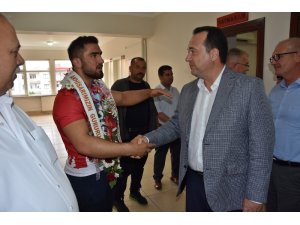 Avrupa Şampiyonu güreşçiye mehterli karşılama