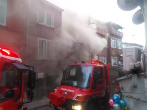 Beyoğlu’nda bina yandı, bütün mahalleyi duman sardı