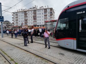 Kayseri’de tramvayın altında kalan bir kişi yaralandı