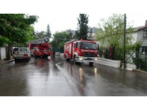 Pendik’te anaokulunu su bastı, 3 öğretmen mahsur kaldı
