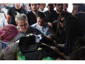 Son yolculuğuna pilot üniformasıyla uğurlandı