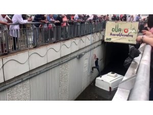 Pendik’te su basan alt geçitte mahsur kalan vatandaş böyle kurtarıldı