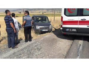Çarpışan araçlar buğday tarlasına girdi: 2 yaralı
