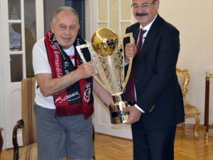 Gazişehir Gaziantep’ten efsane kaptana kupa sürprizi
