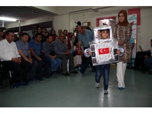 Anaokulu öğrencilerden atık malzemelerle defile