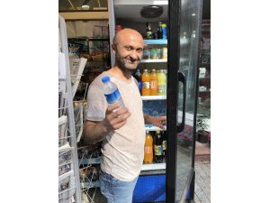 Büfeci, arkadaşının bıraktığı alkol dolu şişeyi su diye satmış